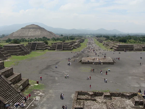 Blick auf die Sonnenpyramide und die Allee der Toten, in der archäologischen Zone von Teotihuacan. — Stockfoto