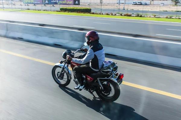 DUBAI, Émirats Arabes Unis - 23 DÉCEMBRE : Motocycliste Yamaha en mouvement flou sur Sheikh Zayed Road le 23 décembre 2013 à Dubaï, Émirats Arabes Unis . — Photo