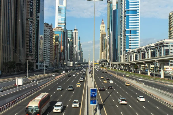 DUBAI, Emirados Árabes Unidos - DEZEMBRO 23: O desenvolvimento da Sheikh Zayed Road em 23 de dezembro de 2013 em Dubai, Emirados Árabes Unidos. Dubai foi a cidade em desenvolvimento mais rápido do mundo entre 2002 e 2008 — Fotografia de Stock