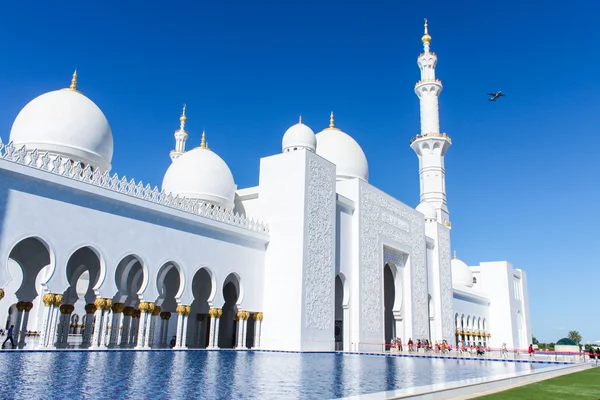 Beautiful white Sheikh Zayed mosque at Abu-Dhabi, UAE — Stock Photo, Image