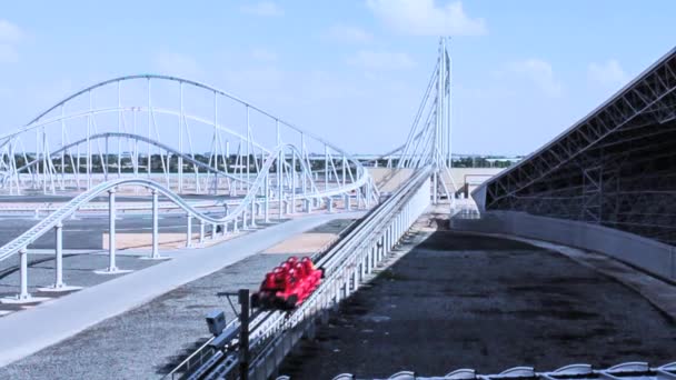 ABU DHABI, Emirati Arabi Uniti - DEC 24: Roller coaster Formula Rossa al Ferrari World a Yas Island ad Abu Dhabi negli Emirati Arabi Uniti il 24 dicembre 2013 . — Video Stock