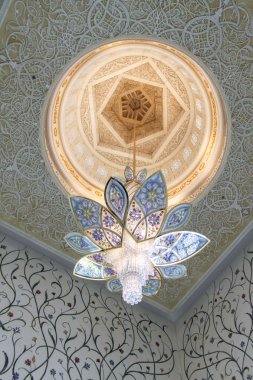 sheikh zayed Ulu Camii içinde avize