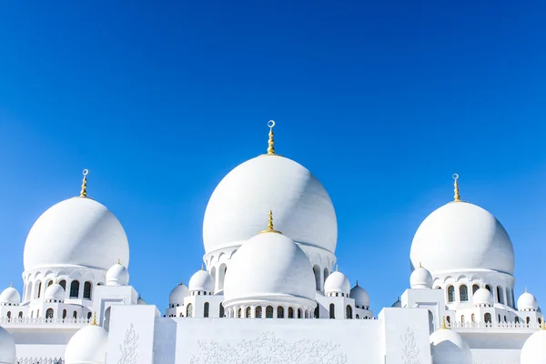 Красивая белая мечеть шейха Зайда в Абу-Даби, ОАЭ — стоковое фото