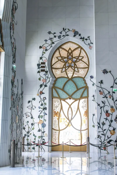 Magnificent interior of Sheikh Zayed Grand Mosque on December 25th 2013 in Abu Dhabi — Stock Photo, Image