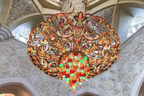 Lustr uvnitř grand mešita šejka Zayeda — Stock fotografie