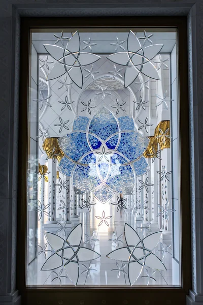 Magnifique intérieur de la Grande Mosquée Cheikh Zayed le 25 décembre 2013 à Abu Dhabi — Photo