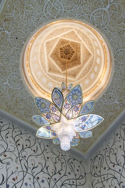 Lustre à l'intérieur de la Grande Mosquée Cheikh Zayed — Photo