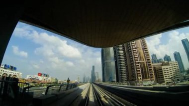 Dubai, Birleşik Arap Emirlikleri - Mayıs 2013 yaklaşık: modern raylı metro sistemi üzerinde yolculuk.