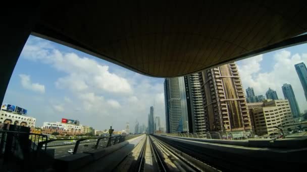 DUBAI, EMIRATOS ÁRABES UNIDOS - CIRCA MAYO 2013: viaje en el moderno sistema de metro ferroviario . — Vídeos de Stock