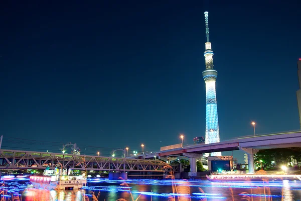 Tóquio clarabóia iluminação azul ao lado do rio sumida, Tóquio, Japão — Fotografia de Stock