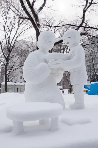 Sohn versorgt Mama mit heißem Ramen, Sapporo Snow Festival 2013 — Stockfoto