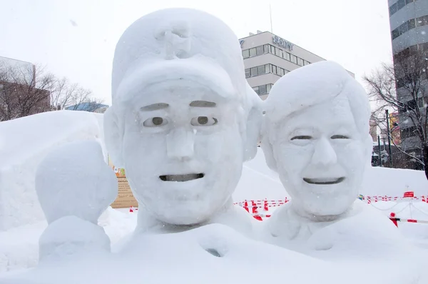 Allenatore di baseball giapponese con il suo giocatore, Sapporo Snow Festival 2013 — Foto Stock