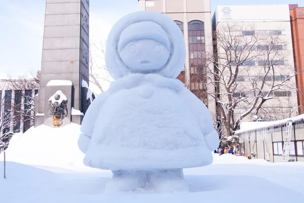 Menina vestindo para baixo com chapéu, Sapporo Snow Festival 2013 — Fotografia de Stock