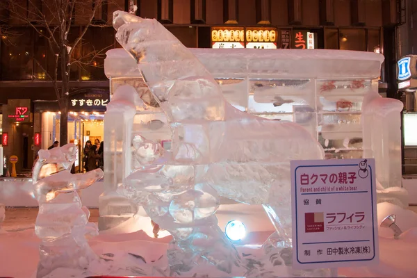 Lo scultore di ghiaccio puro di genitore e figlio di orsi bianchi alla 33esima edizione del Susukino Ice Festival — Foto Stock