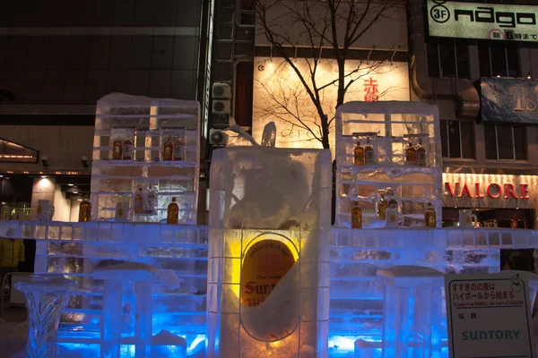 Scultura con bottiglie di liquori in mostra al 33th Susukino Ice Festival — Foto Stock