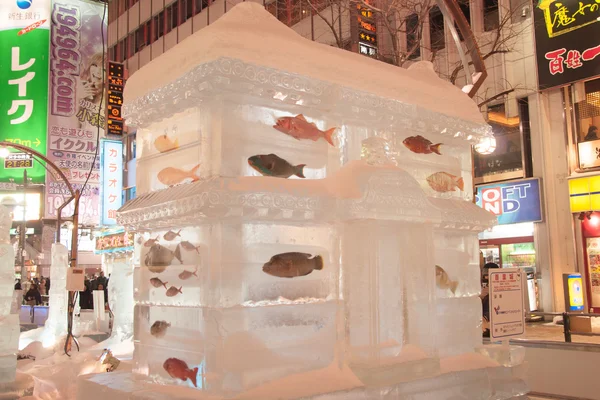 O 33rd Susukino Ice Festival Foto mostrando uma escultura de gelo de um palácio-como edifício com seis espécies diferentes de peixes congelados dentro para fins de ilustração — Fotografia de Stock