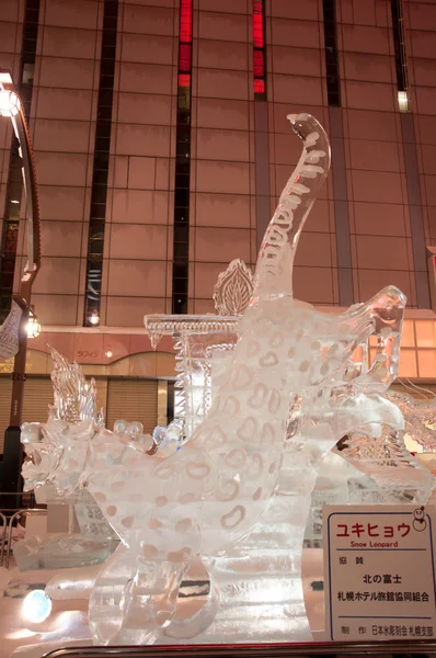 Escultura de leopardo da neve no 33rd Susukino Ice Festival — Fotografia de Stock