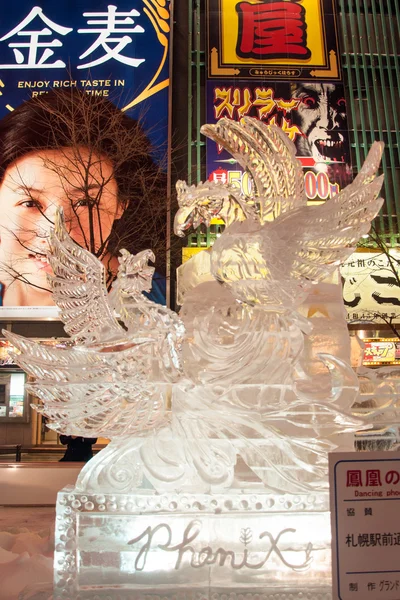 El 33º Festival de Hielo de Susukino Foto que muestra a dos fénix con sus alas completamente estiradas una frente a la otra con una posición lista para el combate — Foto de Stock