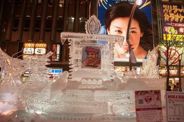 33-й Ледовый фестиваль Сусукино Фото, изображающее драконью лодку с изображением королевской карты в середине лодки — стоковое фото