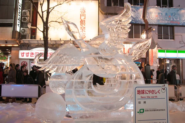 El 33º Festival de Hielo de Susukino Foto que muestra una escultura de hielo de un pato volando fuera del estanque con la acción simboliza la paz a la tierra — Foto de Stock