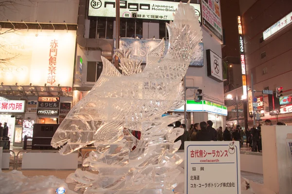 O 33rd Susukino Ice Festival Foto mostrando uma escultura de uma queda de peixe antigo na classe de Coelacanth — Fotografia de Stock