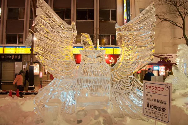 Escultura de coruja de peixe de Blakiston no 33rd Susukino Ice Festival — Fotografia de Stock