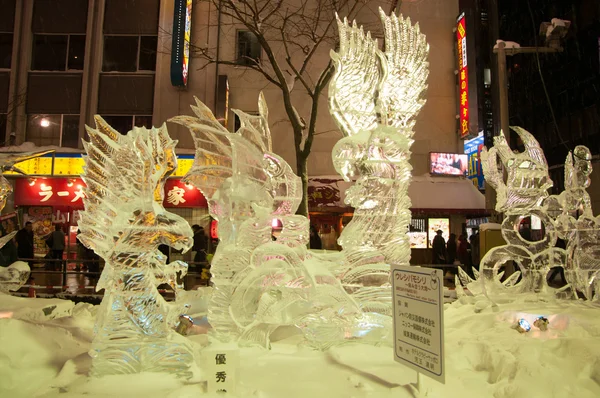 33º Festival de Hielo de Susukino Foto que muestra una escultura de peces y plantas en el tema submarino Natación submarina — Foto de Stock