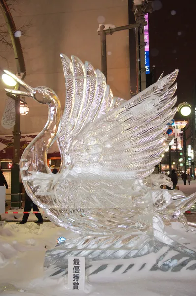 Guindaste de coroa vermelha no 33rd Susukino Ice Festival — Fotografia de Stock