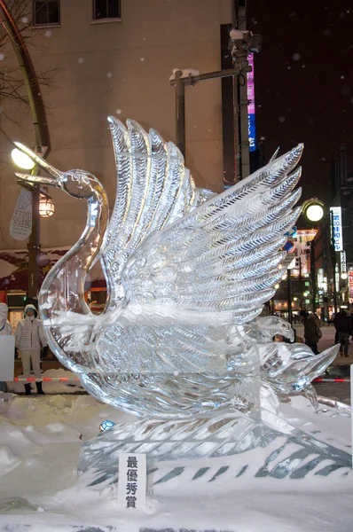 33-й Ледовый фестиваль Сусукино Фото красного коронного крана с полностью вытянутым крылом, готового к взлету Стоковое Изображение