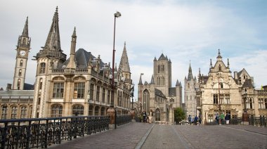Gent - 23 Haziran: saint michael s Köprüsü'nden nicholas Kilisesi ve Belediye Binası göz 23 Haziran 2012 gent, Belçika.