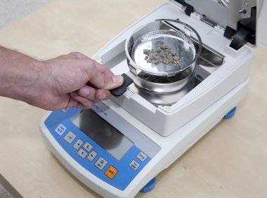 ölçme tarafından sanayi adamın elini