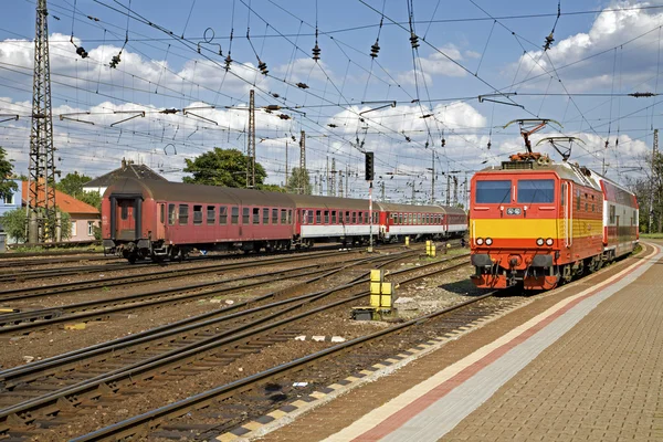 Locomotora en la estación — Foto de Stock