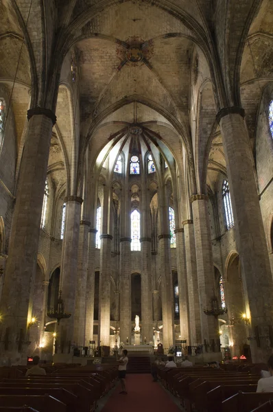 バルセロナのゴシック様式の大聖堂サンタ マリア デルのインテリア 3 月します。 — ストック写真