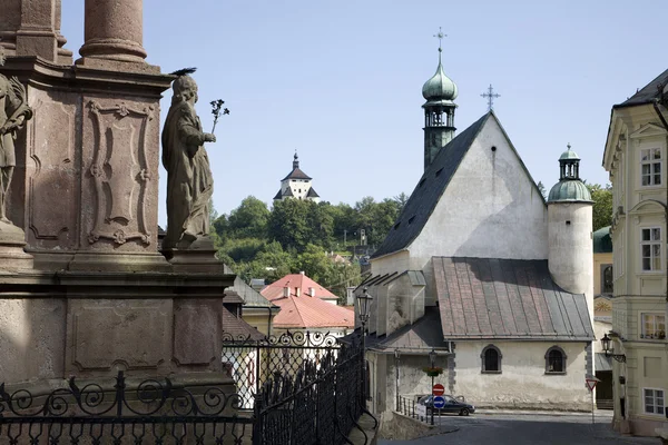 Banska Stiavnica - Piazza e colonna della Trinità e chiesa di Santa Caterina e Nuovo castello — Foto Stock
