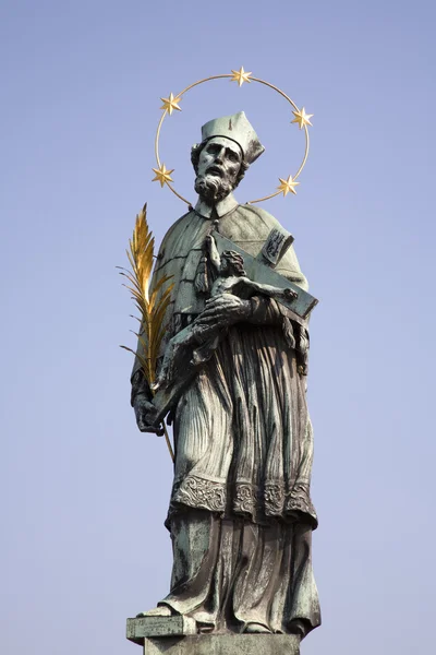 Prague- heiliger john nepomuk statue auf der charles brücke — Stockfoto