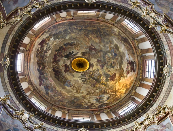 Praga - cúpula de la iglesia de San Francisco Serafín - Juicio Final de J.K. Liska y V.V. Reiner. —  Fotos de Stock