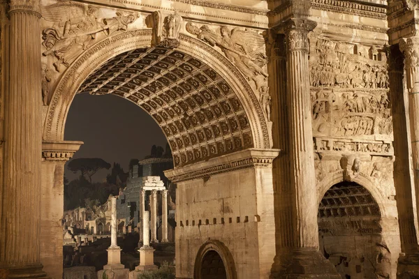 Roma - Septimus Severus arco de triunfo en la noche —  Fotos de Stock
