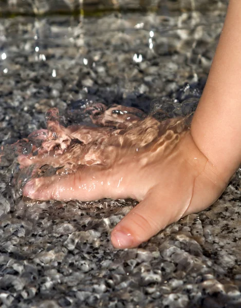 Mano del bambino in acqua — Foto Stock