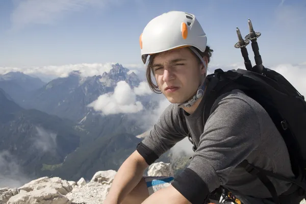 Montañista en la cumbre del pico Jalovec en los Alpes Julianos - Eslovenia — Foto de Stock