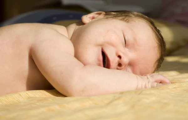 Lächeln des Babys im Traum — Stockfoto