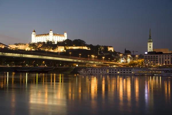 Bratislava - castello e cattedrale e Danubio — Foto Stock