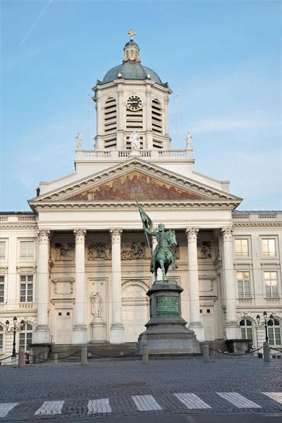 Brusel - st jacques kostela v coudenberg a godefroid van bouillon krále jesusalem památník v večer. — Stock fotografie