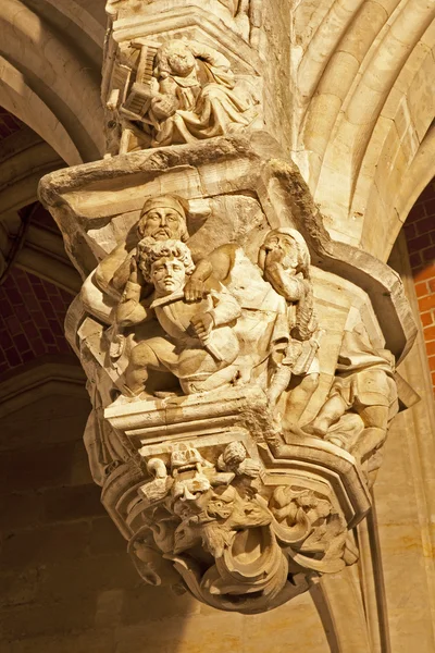 Brussel - Jun 20: Gravures op een Gothic arch buiten de ingang naar de Grand Palace op 20 juni 2012 in Brussel. — Stockfoto