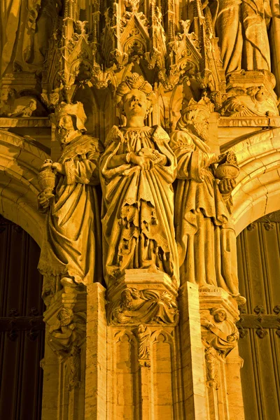 BRUSSELS - JUNE 21: Nightly detail from main portal of Saint Michael s and Saint Gudula gothic cathedral on June 21, 2012 in Brussels. — Stock Photo, Image