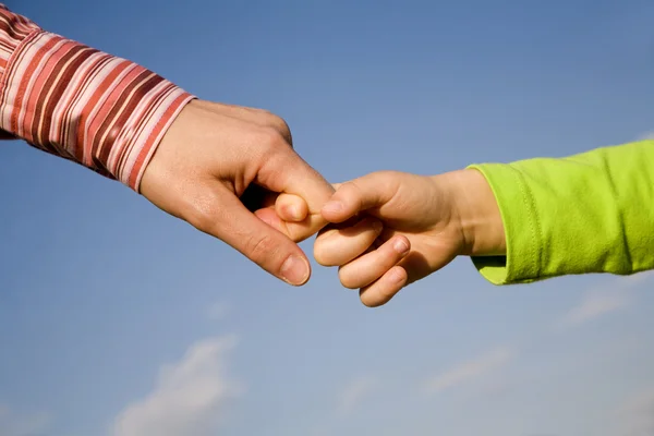 Mano di madre e figlio - amore — Foto Stock