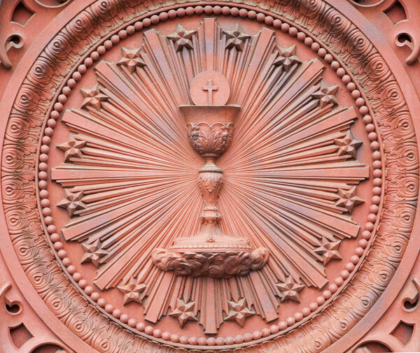 БРЮССЕЛЬ - ИЮНЬ 21: Кубок и евхаристия - деталь из металлических ворот Св. Иоанно-Предтеченской церкви 21 июня 2012 года в Брюсселе
.