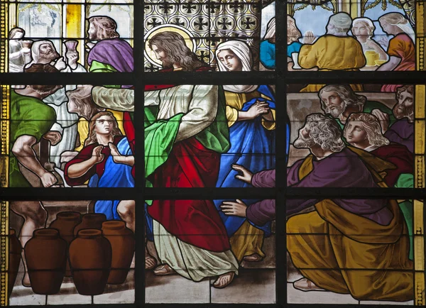 BRUSSELS - JUNE 21: Jesus by miracle in Cana. Detail from windowpane of st. Nicholas church on June 21, in Brussels. — Stock Photo, Image