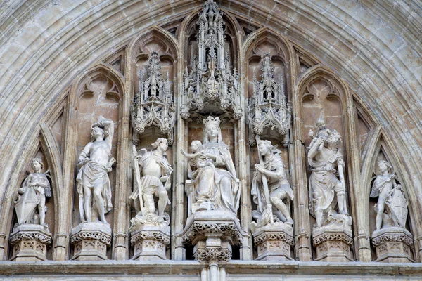BRUXELAS - JUNHO 21: Detalhe do portal principal da igreja gótica Notre Dame du Sablon em 21 de junho de 2012 em Bruxelas . — Fotografia de Stock