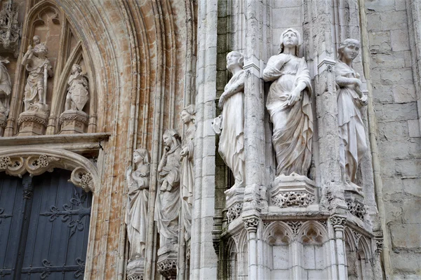 BRUSELAS - 21 DE JUNIO: Detalle del portal principal de la iglesia gótica de Notre Dame du Sablon el 21 de junio de 2012 en Bruselas . — Foto de Stock