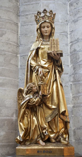 BRUSSELS - JUNE 22: Statue of Saint Gulda in st. Michael s gothic cathedral on June 22, 2012 in Brussels. — Stock Photo, Image